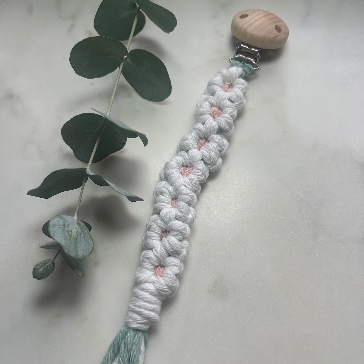 Macramé speenkoord in bloemenmotief