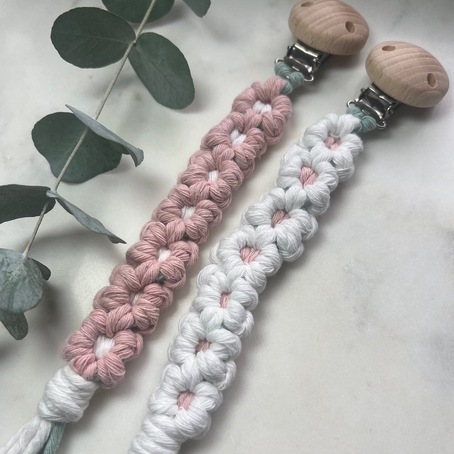 Macramé speenkoord in bloemenmotief