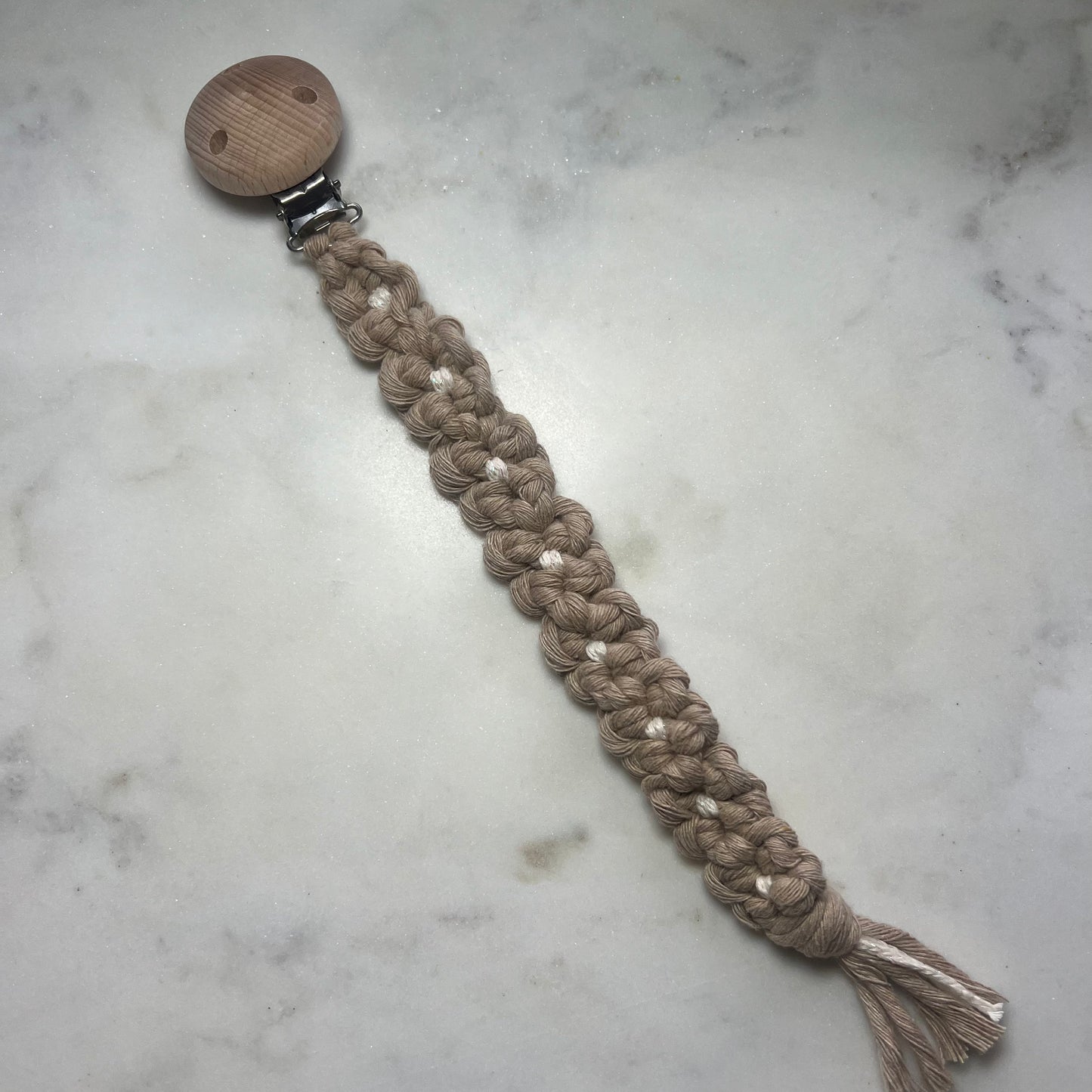 Macramé speenkoord in bloemmotief