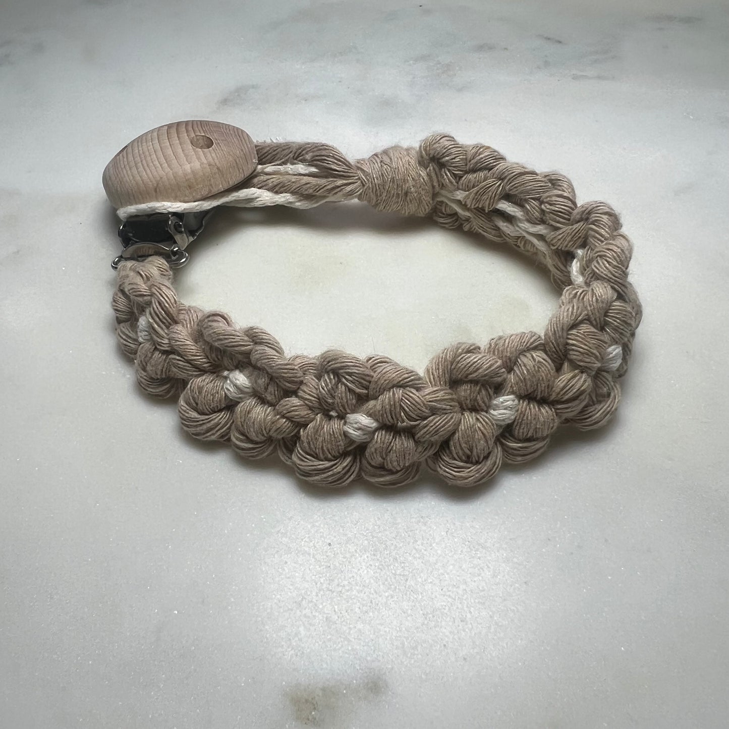 Macramé speenkoord in bloemmotief